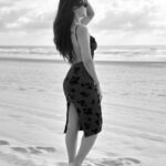 Ashu Reddy Instagram - Can anyone guess the actual color of my dress 🤓😍 #ashureddy #blackandwhitepicturesarethebest #vibing #beautifulday☀️