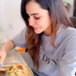 Ashu Reddy Instagram - Yummyyy pickles, yummy lunch 🤩❤️ thank you @spicy_picklesfeast ❤️❤️ Sravya garu❤️ for sending these homemade tasty pickles 🎁💯 #ashureddy #beingfoodie #pickles #love