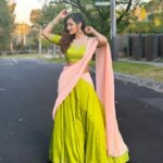 Ashu Reddy Instagram - Tonight in Melbourne, Australiaaaa!! 💯❤️ #ashureddy #vinayakchaviticelebration #nimarjanam #blessed 🎉 @firoz_design_studio thank you so much for this bright outfit 😍 Melbourne, Victoria, Australia
