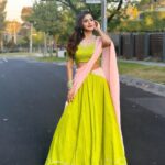 Ashu Reddy Instagram - Tonight in Melbourne, Australiaaaa!! 💯❤️ #ashureddy #vinayakchaviticelebration #nimarjanam #blessed 🎉 @firoz_design_studio thank you so much for this bright outfit 😍 Melbourne, Victoria, Australia