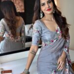 Ashu Reddy Instagram - Feeling grey-ish 🩶💎 #ashureddy #sareefeels For the inauguration of @aurobella_hairandmakeupstudio at rajamundry ❤️ @hairstylistravi @aurobella_hairandmakeupstudio @rajusai7896