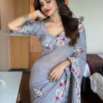 Ashu Reddy Instagram - Feeling grey-ish 🩶💎 #ashureddy #sareefeels For the inauguration of @aurobella_hairandmakeupstudio at rajamundry ❤️ @hairstylistravi @aurobella_hairandmakeupstudio @rajusai7896