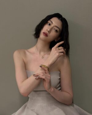 Ayaka Miyoshi Instagram - -Tiffany&Co.-

🕊️🩵
There are no rules.
It's all about love for each other.

もうすぐバレンタインデー。
愛とは素晴らしいもので
家族、友人、パートナーやその枠に囚われることなく
決して上手くいくことばかりではない人生の中で
互いへの「つながり」と「受け入れ合う心」を
再認識して感謝していく日ではないかと私は考えます。

今回私が身に付けているコレクションたちも
シンプルでありながら心ときめくフォルムであり
愛の精神を賛美しています。

一つ一つのジュエリーたちにも
愛のストーリーが紡がれていて素敵☺️
それぞれの日常に愛のパワーを宿し
寄り添ってくれるティファニーのジュエリーです。

Thank you Tiffany for the lovely gift.

@tiffanyandco 
#Tiffanyandco
#ATiffanyValentinesDay
#TiffanyPartner
#PR