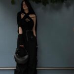 Ayaka Miyoshi Instagram – -PRADA-

黒好きな私には堪らない
美しいカラーと曲線と…

シンプルなものこそ渾身のバディを
身につけたい🩶

 #PradaArque
@Prada