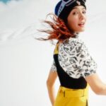 Aybüke Pusat Instagram - ELLE moda ve stil olmanın ötesinde bir tavır, ruh hali ve bakış açısıdır. Anı ve duyguyu yansıtmak üzere harekete geçtiğimiz ELLE State of Mind 01’de, başarılı oyuncu #AybükePusat’ı karların içinde, hiçliğin ortasında, beyaz ve mavinin arasında özgürce dans ederken yakaladık: “Temiz hava ve kar sesi bana hep çok meditatif gelmiştir. Düşüncelerimi duymak daha da kolaylaşır. Özgürleştirir. Tıpkı dans etmek gibi... Hayat uzun bir dans ise, şu anda romantik bir valsten İtalya’nın güneyine indiğim ve tarantellaya geçtiğim dönemdeyim. Hem çok eskiden hatırladığım bir melodi. Hem çok sevdiğim. Hem geleneksel, hem de neşeli. Çiçeklendiğimi söyleyebilirim!” Devamı elle.com.tr’de! @aybukepusat @moncler @elleturkiye #ELLE #ELLEstateofmind #işbirliği Yayın Direktörü: @meldanar13 Fotoğraflar: @firatmeric Moda Direktörü: @asilasli Mekan: @das.3917