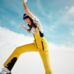 Aybüke Pusat Instagram - ELLE moda ve stil olmanın ötesinde bir tavır, ruh hali ve bakış açısıdır. Anı ve duyguyu yansıtmak üzere harekete geçtiğimiz ELLE State of Mind 01’de, başarılı oyuncu #AybükePusat’ı karların içinde, hiçliğin ortasında, beyaz ve mavinin arasında özgürce dans ederken yakaladık: “Temiz hava ve kar sesi bana hep çok meditatif gelmiştir. Düşüncelerimi duymak daha da kolaylaşır. Özgürleştirir. Tıpkı dans etmek gibi... Hayat uzun bir dans ise, şu anda romantik bir valsten İtalya’nın güneyine indiğim ve tarantellaya geçtiğim dönemdeyim. Hem çok eskiden hatırladığım bir melodi. Hem çok sevdiğim. Hem geleneksel, hem de neşeli. Çiçeklendiğimi söyleyebilirim!” Devamı elle.com.tr’de! @aybukepusat @moncler @elleturkiye #ELLE #ELLEstateofmind #işbirliği Yayın Direktörü: @meldanar13 Fotoğraflar: @firatmeric Moda Direktörü: @asilasli Mekan: @das.3917