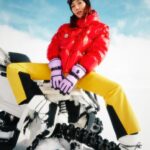 Aybüke Pusat Instagram - ELLE moda ve stil olmanın ötesinde bir tavır, ruh hali ve bakış açısıdır. Anı ve duyguyu yansıtmak üzere harekete geçtiğimiz ELLE State of Mind 01’de, başarılı oyuncu #AybükePusat’ı karların içinde, hiçliğin ortasında, beyaz ve mavinin arasında özgürce dans ederken yakaladık: “Temiz hava ve kar sesi bana hep çok meditatif gelmiştir. Düşüncelerimi duymak daha da kolaylaşır. Özgürleştirir. Tıpkı dans etmek gibi... Hayat uzun bir dans ise, şu anda romantik bir valsten İtalya’nın güneyine indiğim ve tarantellaya geçtiğim dönemdeyim. Hem çok eskiden hatırladığım bir melodi. Hem çok sevdiğim. Hem geleneksel, hem de neşeli. Çiçeklendiğimi söyleyebilirim!” Devamı elle.com.tr’de! @aybukepusat @moncler @elleturkiye #ELLE #ELLEstateofmind #işbirliği Yayın Direktörü: @meldanar13 Fotoğraflar: @firatmeric Moda Direktörü: @asilasli Mekan: @das.3917
