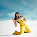 Aybüke Pusat Instagram - ELLE moda ve stil olmanın ötesinde bir tavır, ruh hali ve bakış açısıdır. Anı ve duyguyu yansıtmak üzere harekete geçtiğimiz ELLE State of Mind 01’de, başarılı oyuncu #AybükePusat’ı karların içinde, hiçliğin ortasında, beyaz ve mavinin arasında özgürce dans ederken yakaladık: “Temiz hava ve kar sesi bana hep çok meditatif gelmiştir. Düşüncelerimi duymak daha da kolaylaşır. Özgürleştirir. Tıpkı dans etmek gibi... Hayat uzun bir dans ise, şu anda romantik bir valsten İtalya’nın güneyine indiğim ve tarantellaya geçtiğim dönemdeyim. Hem çok eskiden hatırladığım bir melodi. Hem çok sevdiğim. Hem geleneksel, hem de neşeli. Çiçeklendiğimi söyleyebilirim!” Devamı elle.com.tr’de! @aybukepusat @moncler @elleturkiye #ELLE #ELLEstateofmind #işbirliği Yayın Direktörü: @meldanar13 Fotoğraflar: @firatmeric Moda Direktörü: @asilasli Mekan: @das.3917
