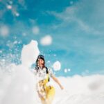 Aybüke Pusat Instagram - ELLE moda ve stil olmanın ötesinde bir tavır, ruh hali ve bakış açısıdır. Anı ve duyguyu yansıtmak üzere harekete geçtiğimiz ELLE State of Mind 01’de, başarılı oyuncu #AybükePusat’ı karların içinde, hiçliğin ortasında, beyaz ve mavinin arasında özgürce dans ederken yakaladık: “Temiz hava ve kar sesi bana hep çok meditatif gelmiştir. Düşüncelerimi duymak daha da kolaylaşır. Özgürleştirir. Tıpkı dans etmek gibi... Hayat uzun bir dans ise, şu anda romantik bir valsten İtalya’nın güneyine indiğim ve tarantellaya geçtiğim dönemdeyim. Hem çok eskiden hatırladığım bir melodi. Hem çok sevdiğim. Hem geleneksel, hem de neşeli. Çiçeklendiğimi söyleyebilirim!” Devamı elle.com.tr’de! @aybukepusat @moncler @elleturkiye #ELLE #ELLEstateofmind #işbirliği Yayın Direktörü: @meldanar13 Fotoğraflar: @firatmeric Moda Direktörü: @asilasli Mekan: @das.3917
