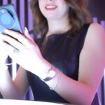 Baraa Al Zubaidi Instagram - كلش فرحانه ان جنت موجودة بحدث اطلاق ‏TECNO PHANTOM V Flip ساعدوني اختار يا لون منهم الاسود لو البنفسجي واكو مفاجئة حلوة من TECNO لكل محبيه تابعوا صفحتهم على الانستا ونوصلهم لل 100k وراح نختار 5 فائزين لجائزة مميزة منهم لا تنسون تكتبون لونكم المفضل بالتعليقات #phantomvflip تابعوا @tecnomobile.iraq