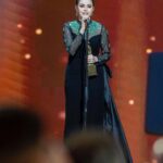Baraa Al Zubaidi Instagram - ليلة امس الحافلة بالنجاحات لجميع الاساتذة والنجوم من زملائي الفنانين .. كان اليه الشرف ان اتواجد على مسرح ساحة الاحتفالات والفوز بجائزة افضل ممثلة شابه شكراً على دعمكم وثقتكم وشكراً للقائمين على هذا الحفل 🙏🏻 ‏@iraqawards شكرا للمصممة حبيبة قلبي هدى الجارالله على الفستان @huda_aljarallah شكراً صالوني المفضل @edgard.akar.iraq المجوهرات من @swissgalleryofficial شكرً استاذ احمد على هاي الاحبه الفنية @ahmedalbahrani