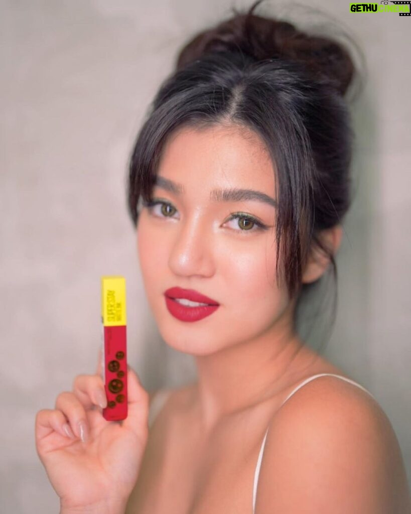 Belle Mariano Instagram - Get in the mood and stay in the mood! 🤸 These NEW Superstay Matte Ink Moodmakers are definitely a mood! 🥰 5 NEW shades 😮 with a fruity scent 🍉🍊🍒🍓 with the most pigmented, vibrant shades that last up to 16HRS! ⏰ I'm wearing the shades Motivator, Meditator, and De-stresser! 😌🧘‍♀️✨ Kiss your EX lipstick goodbye 👋🏻 and choose the lipstick that stays! 💄Grab your own Superstay Matte Ink Moodmakers lipstick 💕 from @maybellinephshop now! 🫦✨ #SSMIMoodmakers #MoodBoostingMattes #MaybellinePH