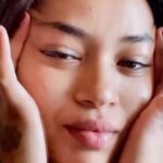 Berta Vázquez Instagram - Habéis oído hablar del retinol? El derivado de la vitamina A que estimula el colágeno de nuestra piel? Esto lo avala la ciencia. Como todo lo que hace @neutrogenaespana! @neutrogenaespana ha lanzado esta línea Retinol Boost para el cuidado de nuestra piel. Su fórmula está basada en el retinol puro! ¡Pero también incluye ácido hialurónico y extracto de mirto! El ácido hialurónico hidrata la piel en profundidad, y el extracto de mirto potencia el retinol! Un chute de colágeno e hidratación! Si eres nuev@ con el retinol tendrás que ir poco a poco. Usando solo la crema o el serum (conforme la textura que quieras) las 3 primeras semanas... ¡Mejor de noche! En la 4 semana puedes incorporar el contorno de ojos en días alternos y a partir de la 6 semana uso diario ¡siempre con protección! En 8 semanas, verás un cambio de: - 47% menos de arrugas - 48 % menos de manchas - 45% piel apagada #NeutrogenaKnowsMeWell #BeautyBoosters #ad
