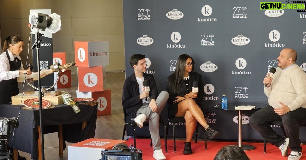 Berta Vázquez Instagram - Día de prensa en el @festivalmalaga presentando nuestra querida comedia #unhipsterenlaespañavacia con @primevideoes Acompañada por @lalotenorio_ 🌞