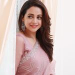 Bhavana Instagram - 🌸🌸🌸🌸 Styling @sabarinathk_ Jewellery @seeruscollections Hair @jeenastudio Photography @pranavraaaj Makeup by me 🧚🏻‍♀️ #Bhavana #BhavanaMenon #Mrsjune6