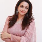 Bhavana Instagram - 🌸🌸🌸🌸 Styling @sabarinathk_ Jewellery @seeruscollections Hair @jeenastudio Photography @pranavraaaj Makeup by me 🧚🏻‍♀️ #Bhavana #BhavanaMenon #Mrsjune6