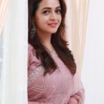 Bhavana Instagram - 🌸🌸🌸🌸 Styling @sabarinathk_ Jewellery @seeruscollections Hair @jeenastudio Photography @pranavraaaj Makeup by me 🧚🏻‍♀️ #Bhavana #BhavanaMenon #Mrsjune6