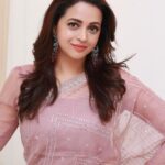 Bhavana Instagram - 🌸🌸🌸🌸 Styling @sabarinathk_ Jewellery @seeruscollections Hair @jeenastudio Photography @pranavraaaj Makeup by me 🧚🏻‍♀️ #Bhavana #BhavanaMenon #Mrsjune6