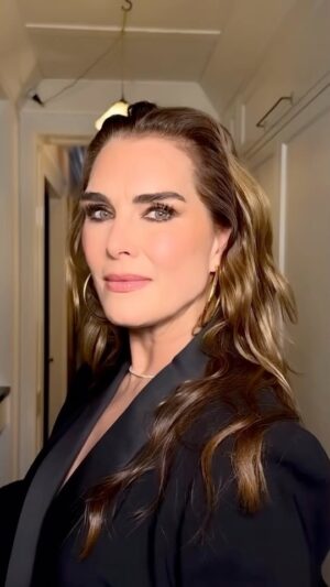 Brooke Shields Instagram - 🖤🖤🖤🖤🖤

Hair: @sky.kxm 
Makeup: @kaleteter 
@lagencefashion