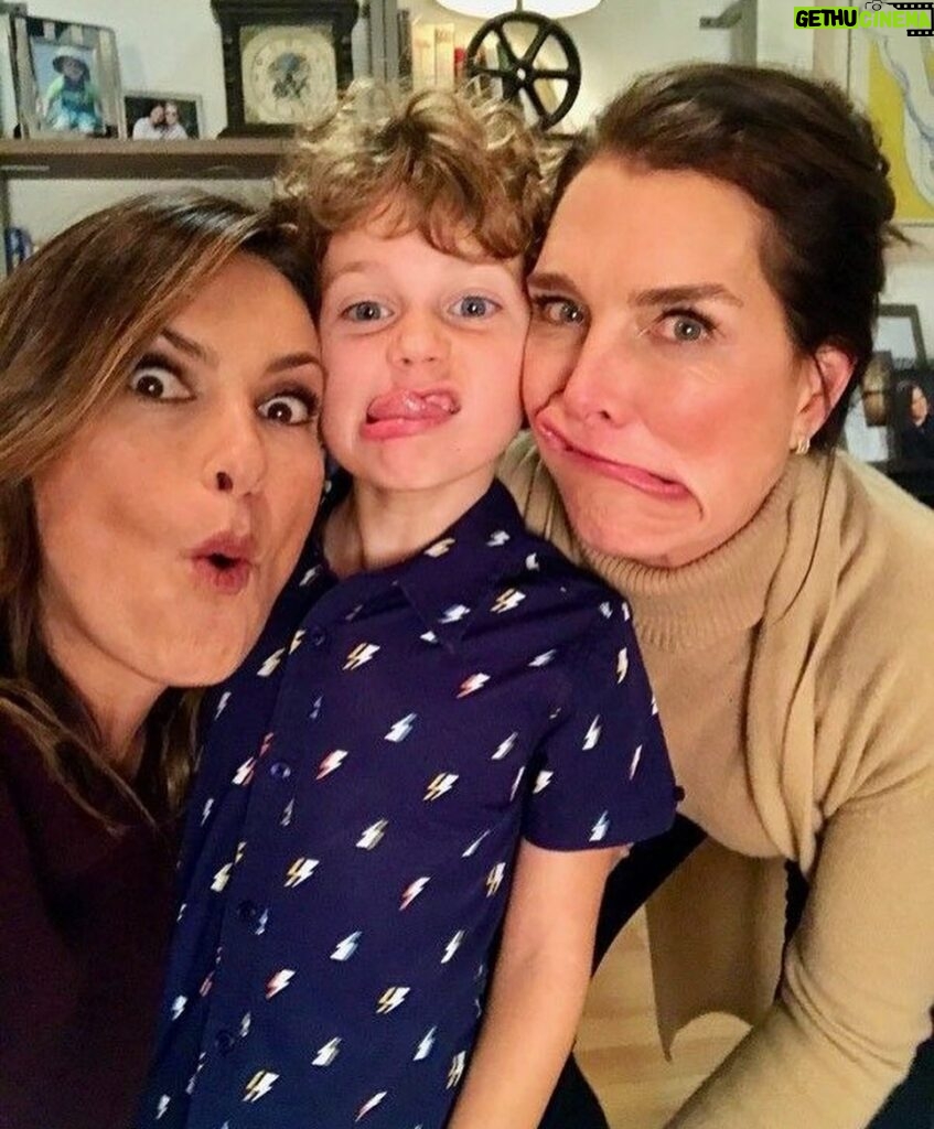 Brooke Shields Instagram - Happy birthday @therealmariskahargitay… through the laughs & the tears, so much love and of course fun! 🎈❤