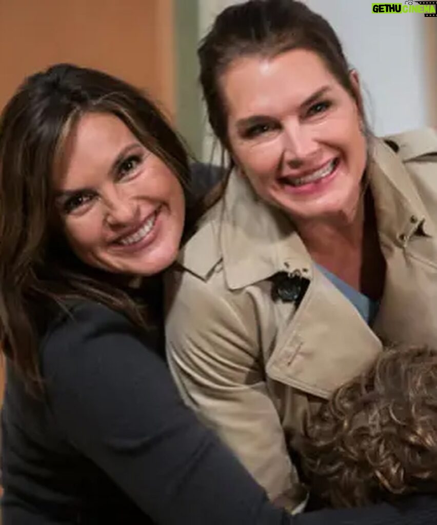 Brooke Shields Instagram - Happy birthday @therealmariskahargitay… through the laughs & the tears, so much love and of course fun! 🎈❤