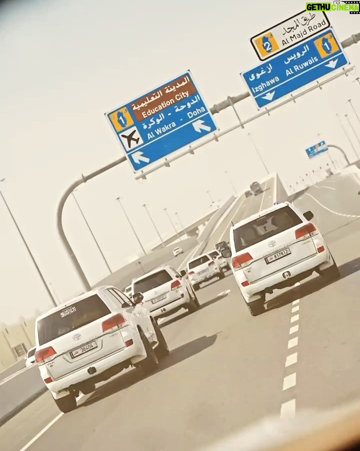 Burcu Kiratli Instagram - Ne harikaydı herşeyyy 🖤 🫠 ✨ @gqturkiye 🖤 #motogp 🏍 Qatar - Doha