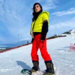 Burcu Kiratli Instagram – Evet. Sezonu biz kapatıyoruuuzz 🎿🏂🤟🏻😜❤️‍🔥