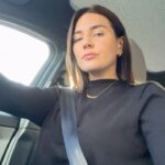 Buse Varol Instagram – Sizce arka fonda hangi şarkı çalıyor🧐 Bakalim bilen çıkacak mı🥰