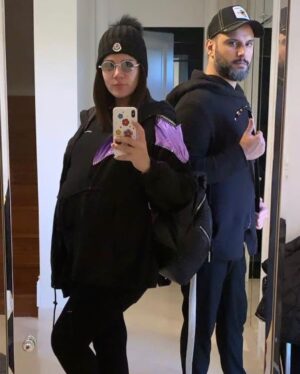 Buse Varol Instagram - 6. Yılımız kutlu olsun kocacım🫶🏼 Kötü enerjilerden uzak, çekirdek ailemizle birlikte nice yıllarımız olsun🙌🏻 Sen, Ben ve çocuklarımız🧿 iyi ki..... @alisanofficial