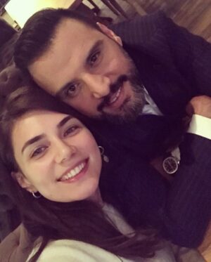 Buse Varol Instagram - 6. Yılımız kutlu olsun kocacım🫶🏼 Kötü enerjilerden uzak, çekirdek ailemizle birlikte nice yıllarımız olsun🙌🏻 Sen, Ben ve çocuklarımız🧿 iyi ki..... @alisanofficial