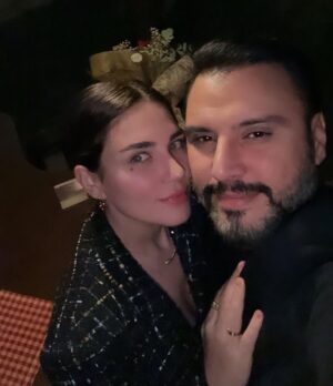 Buse Varol Instagram - Kasım 2017.. 5 seneye neler sığdırdık.. Düşe kalka, acısıyla tatlısıyla.. Ama en güzeli de iki tane pırlanta evladımızla❤️🧿 Beraber yürüyeceğimiz daha çok yolumuz olsun inşallah. Beni her zaman koşulsuz sevdiğin için, çocuklarimiza mükemmel bir baba olduğun  için teşekkür ederim🙌🏻🙌🏻 Seni seviyorum kocacım, iyiki sensin.. 🧿 @alisanofficial ❤️❤️
