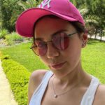 Buse Varol Instagram - Ben de isterdim gözlüğüme bişey yansımasın ama fotoğraf çekecek kimseyi bulamayınca böyle oluyo🙃 Selfieden post mu olur dediğinizi duyar gibiyim🤷🏻‍♀️💓