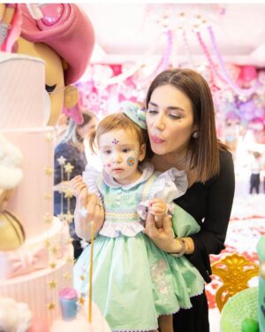 Buse Varol Instagram - Benim güzel kızım, Eliz'im iyi ki doğdun, Allah hep iyi insanlarla karşılaştırsın.. En büyük duâm @alisanofficial babanızla beraber büyüdüğünüzü görebilmek🙌🏻 Şans hep seninle olsun✨ Seni çok ama çok seviyorum pamuğum💕 Ellerimiz hiç ayrılmasın🙌🏻🧿 #Eliz2yasinda#necabukbuyudun#guzelkızım#pamuğum#hepmutluol 🌟06.02.21 🍼🤰🏻
