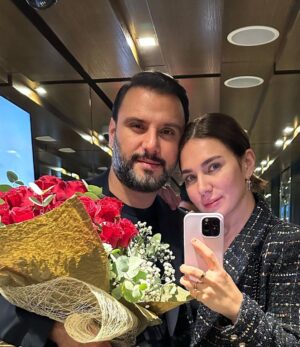 Buse Varol Instagram - Kasım 2017.. 5 seneye neler sığdırdık.. Düşe kalka, acısıyla tatlısıyla.. Ama en güzeli de iki tane pırlanta evladımızla❤️🧿 Beraber yürüyeceğimiz daha çok yolumuz olsun inşallah. Beni her zaman koşulsuz sevdiğin için, çocuklarimiza mükemmel bir baba olduğun  için teşekkür ederim🙌🏻🙌🏻 Seni seviyorum kocacım, iyiki sensin.. 🧿 @alisanofficial ❤️❤️