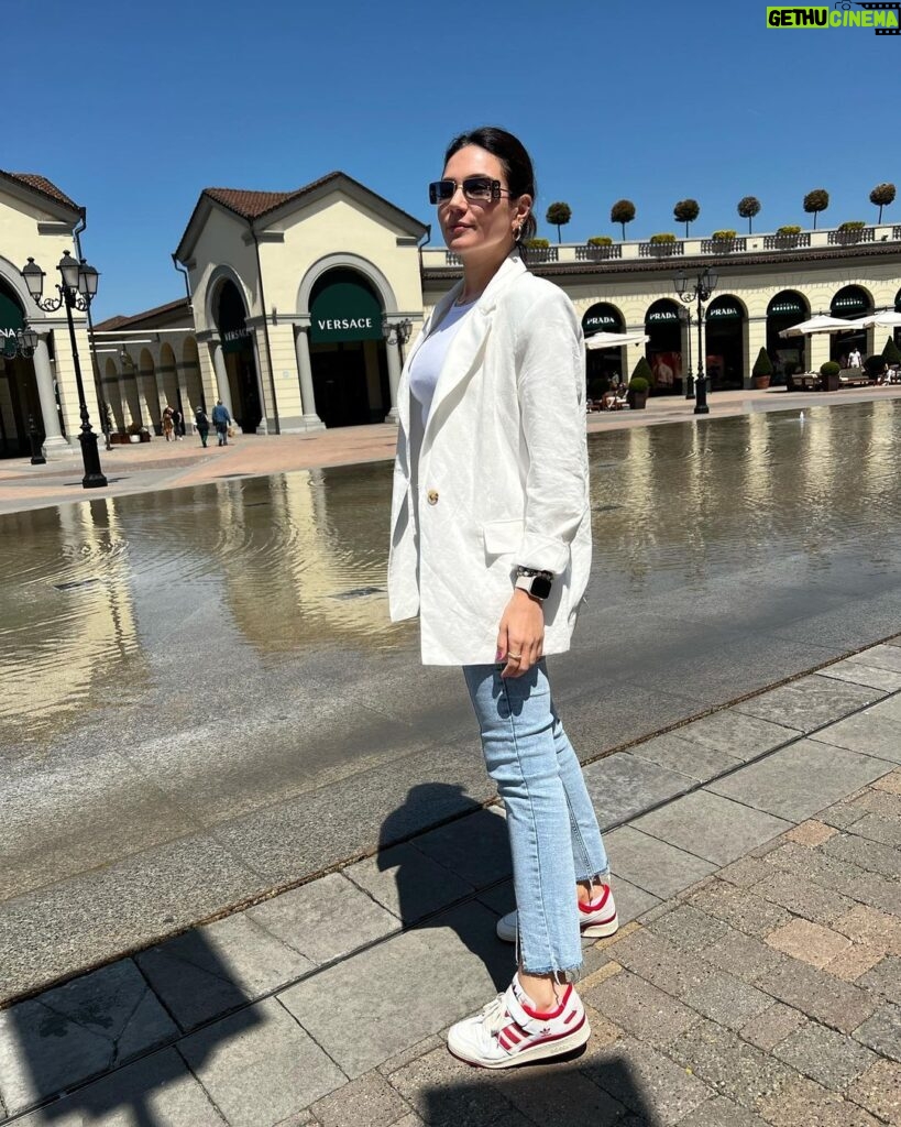 Buse Varol Instagram - 🤍🍀 Serravalle Designer Outlet