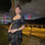 Buse Varol Instagram - Bu yeni yaşımda ne kadar güzel dostlar biriktirdiğimi bir kez daha anladım.. Hayatın bana verdiği tüm güzelliklere bin şükür🙏🏼 Bana kendimi özel hissettirdiğiniz için arayan, soran, mesaj yollayan, çiçekleriyle evimi güzelleştiren tüüm sevdiklerime teşekkür ediyorum, iyiki varsiniz🍀 Hayat sevince ve sevilince güzel.. iyiki....✨