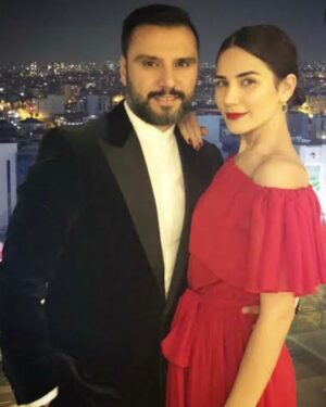 Buse Varol Instagram - Son nefesime kadar seninle el ele, diz dize olmak dileğim.. Seni çok seviyorum sevgilim❤️ Daha nice yıllara çocuklarımızla ✨ İYİKi🙌🏻