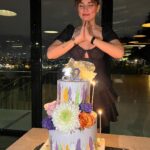Buse Varol Instagram - Bu yeni yaşımda ne kadar güzel dostlar biriktirdiğimi bir kez daha anladım.. Hayatın bana verdiği tüm güzelliklere bin şükür🙏🏼 Bana kendimi özel hissettirdiğiniz için arayan, soran, mesaj yollayan, çiçekleriyle evimi güzelleştiren tüüm sevdiklerime teşekkür ediyorum, iyiki varsiniz🍀 Hayat sevince ve sevilince güzel.. iyiki....✨