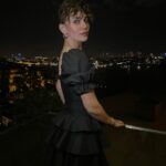 Buse Varol Instagram - Bu yeni yaşımda ne kadar güzel dostlar biriktirdiğimi bir kez daha anladım.. Hayatın bana verdiği tüm güzelliklere bin şükür🙏🏼 Bana kendimi özel hissettirdiğiniz için arayan, soran, mesaj yollayan, çiçekleriyle evimi güzelleştiren tüüm sevdiklerime teşekkür ediyorum, iyiki varsiniz🍀 Hayat sevince ve sevilince güzel.. iyiki....✨