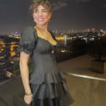 Buse Varol Instagram - Bu yeni yaşımda ne kadar güzel dostlar biriktirdiğimi bir kez daha anladım.. Hayatın bana verdiği tüm güzelliklere bin şükür🙏🏼 Bana kendimi özel hissettirdiğiniz için arayan, soran, mesaj yollayan, çiçekleriyle evimi güzelleştiren tüüm sevdiklerime teşekkür ediyorum, iyiki varsiniz🍀 Hayat sevince ve sevilince güzel.. iyiki....✨
