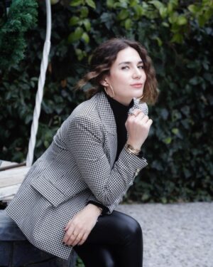 Buse Varol Instagram - İşte öyle birşey 🖤 photo @efekaplan 📸
