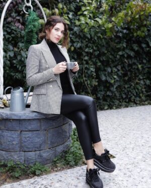 Buse Varol Instagram - İşte öyle birşey 🖤 photo @efekaplan 📸