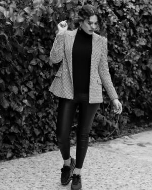 Buse Varol Instagram - İşte öyle birşey 🖤 photo @efekaplan 📸