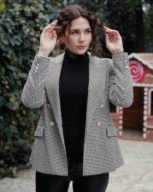 Buse Varol Instagram - İşte öyle birşey 🖤 photo @efekaplan 📸
