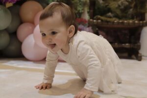 Buse Varol Instagram - Güzell kızım Eliz'im 1 yaşinda💓 asıl doğduğu gün yarın ama🙃🎈