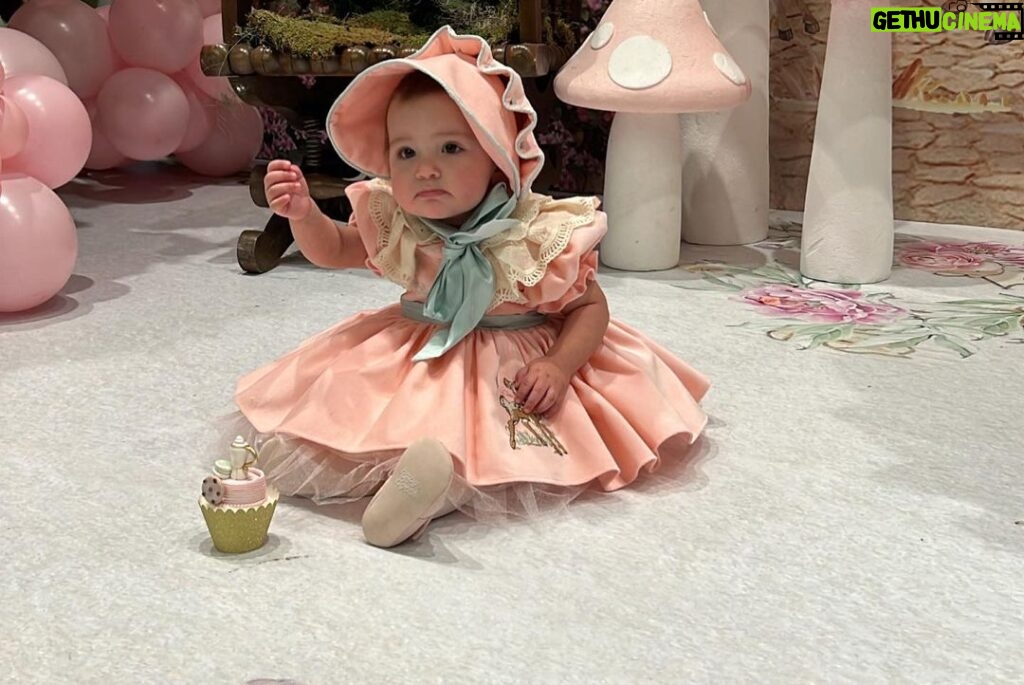 Buse Varol Instagram - Güzell kızım Eliz'im 1 yaşinda💓 asıl doğduğu gün yarın ama🙃🎈