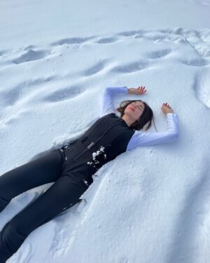 Buse Varol Instagram - Vallahi ne yalan söyleyeyim fotoğraf çekilicem diye dondddddummmm❄️🥶🥶🤍