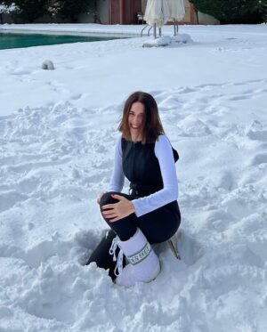 Buse Varol Instagram - Vallahi ne yalan söyleyeyim fotoğraf çekilicem diye dondddddummmm❄️🥶🥶🤍