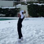Buse Varol Instagram - Vallahi ne yalan söyleyeyim fotoğraf çekilicem diye dondddddummmm❄️🥶🥶🤍
