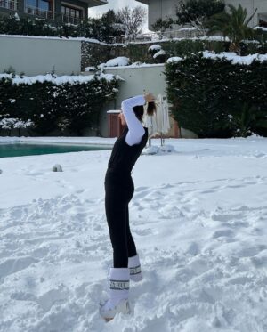 Buse Varol Instagram - Vallahi ne yalan söyleyeyim fotoğraf çekilicem diye dondddddummmm❄️🥶🥶🤍